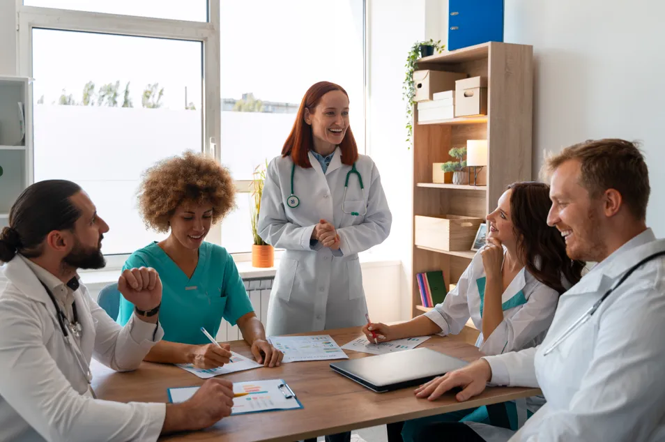 O plano de saúde PME funciona por meio da contratação via CNPJ. A empresa define quem serão os beneficiários